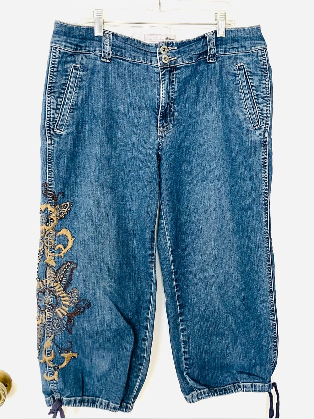 CHICOS PLATINUM EMBROIDERED/STUDDED BOHO CAPRIS BLUE JEANS-SIZE 2 OR US 12
